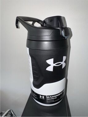 Under Armour Black & White Playmaker JR 32 oz Insulated Jug